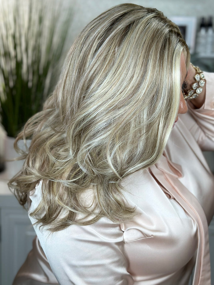 OUTSTANDING OVATION - Frosted Blonde